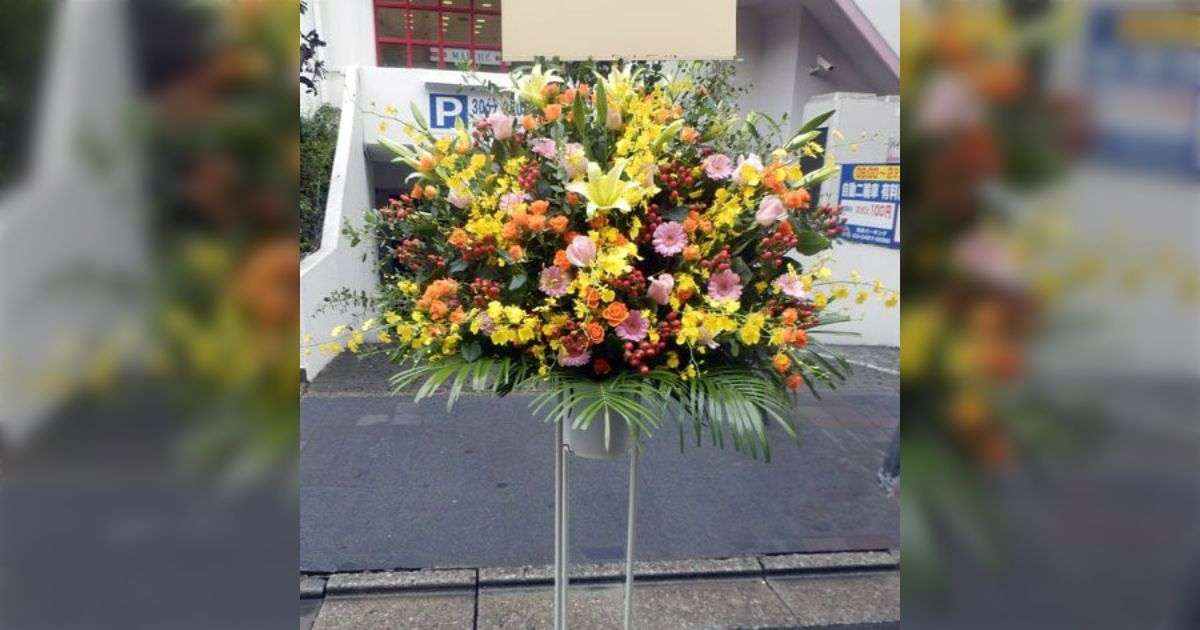 卒業式に担任に花束を渡したいからと行動してくれるのは嬉しいけど…1人1000円も徴収してお金が余らないの謎過ぎる話 - Togetter [トゥギャッター]