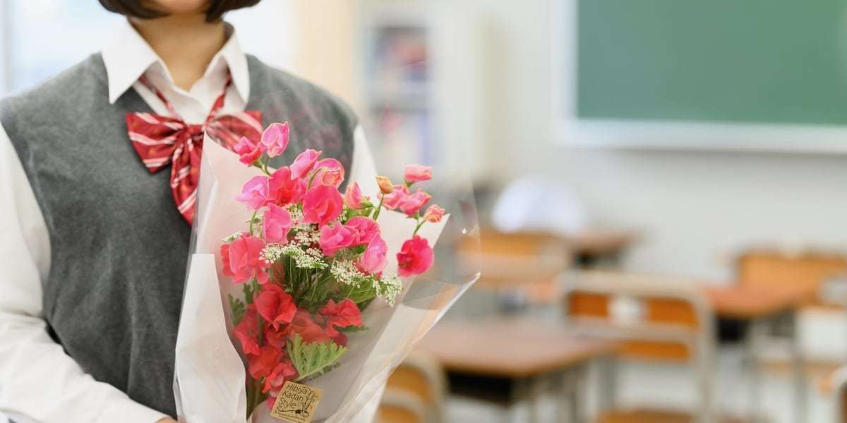 卒業式で担任に花束贈呈、「1人1000円」は余るはず？ ポケットマネーにする目的で「多めに集金」は犯罪成立のおそれ - 弁護士ドットコム