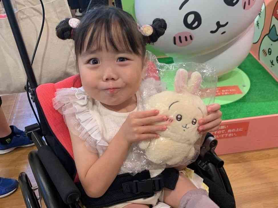 下半身麻痺で低身長”の小学生YouTuberに「親が子どもでお金を稼ぐな」と批判の声も…先天性疾患の8歳娘を育てる母親(36)が語る、YouTubeで発信する“本当の理由”
