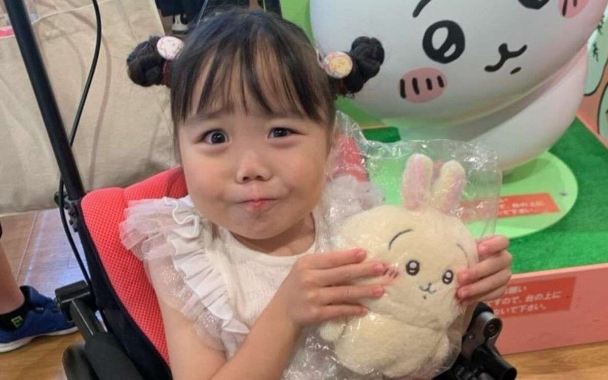“下半身麻痺で低身長”の小学生YouTuberに「親が子どもでお金を稼ぐな」と批判の声も…先天性疾患の8歳娘を育てる母親（36）が語る、YouTubeで発信する“本当の理由” | 家族と病 | 文春オンライン