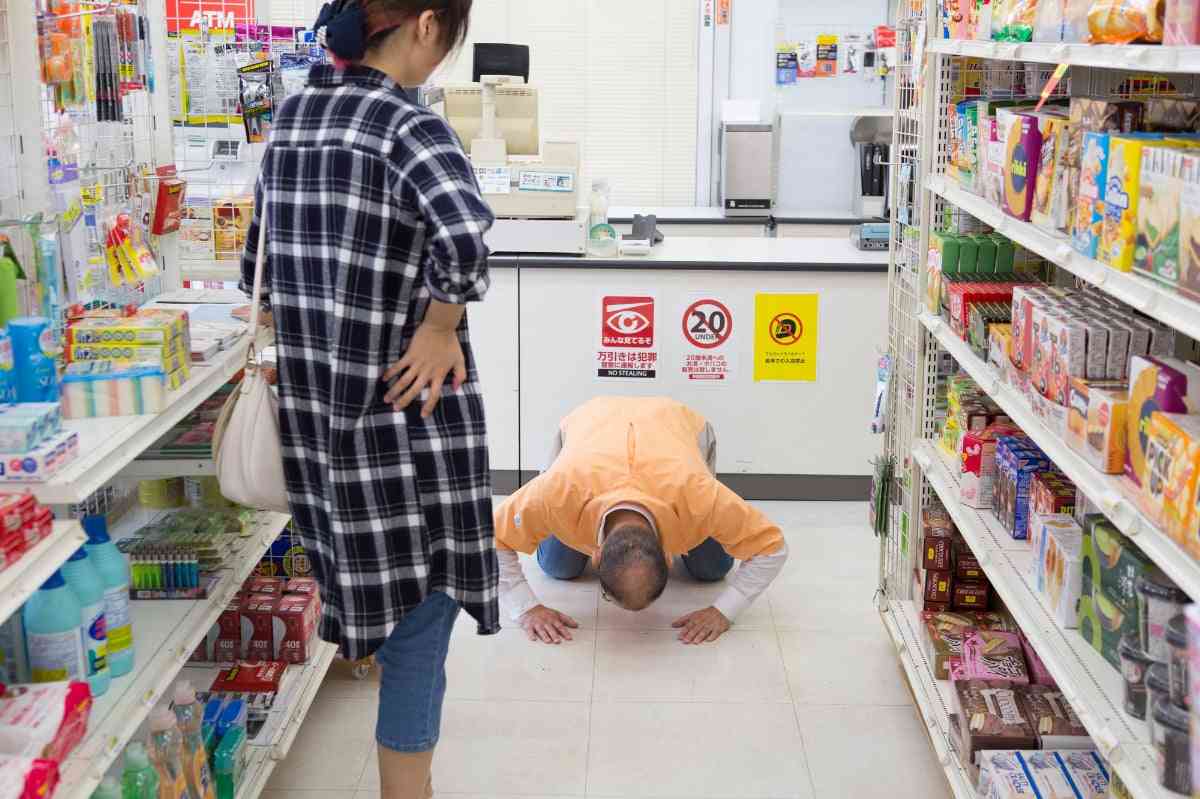 まさに弱い者いじめ 「カスハラ」加害者の“ゆがんだ心理”とは 心理カウンセラーが解説 | オトナンサー