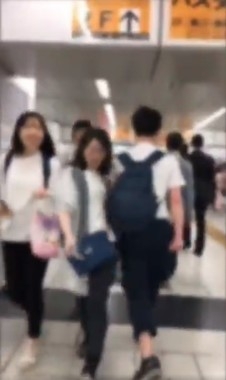 新宿駅で女性狙い「タックル」する男の動画拡散　「私も同じことされた」と証言も