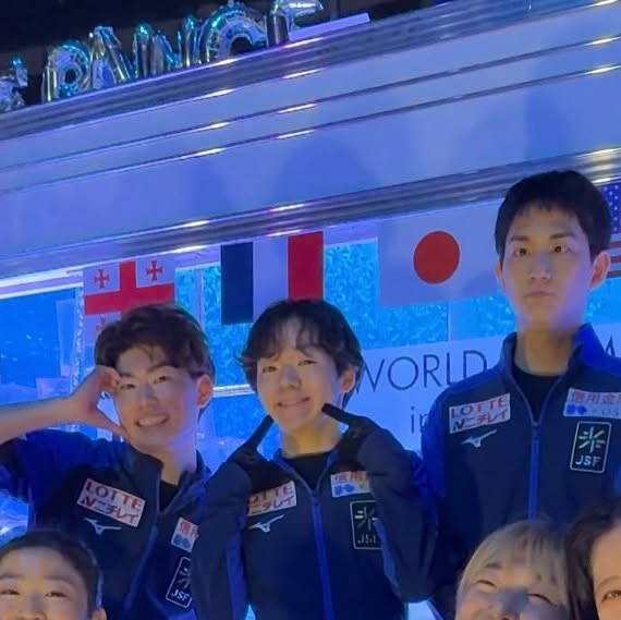 日本スケート連盟 | おはようございます☀世界フィギュアスケート国別対抗戦2025⛸️今日はエキシビションが行われます❄️チームジャパンはFRUITS ZIPPERさんの『わたしの一番かわいいところ』を踊ります?どんなかわいい演技が見られるのかお楽しみ✨#WTTFigure... | Instagram