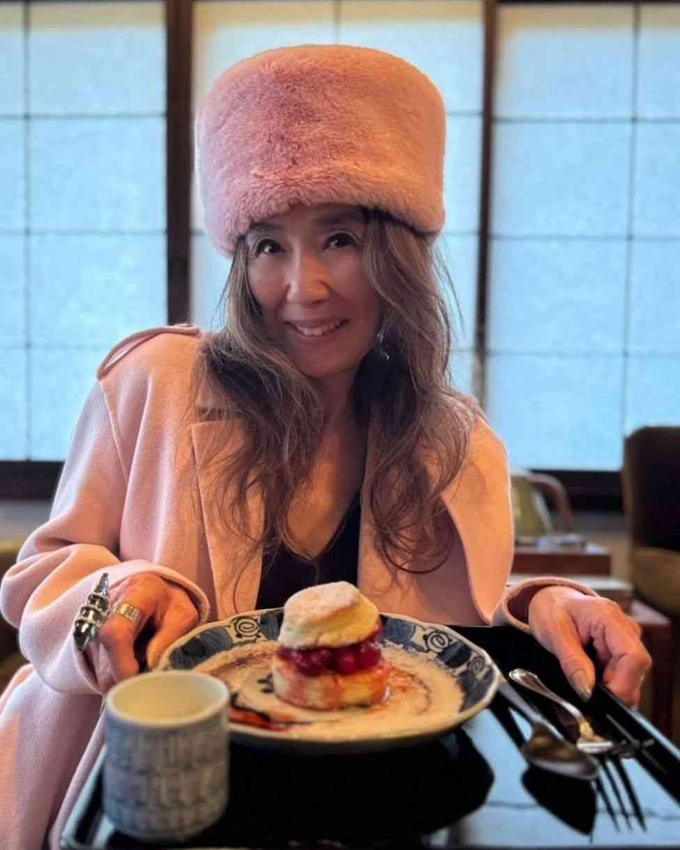 「食事中に帽子は…」萬田久子〝全身ピンクの食事ショット〟に物議「帽子とコート着たまま…マナーとしてどうなの？」「オシャレなのは認めるけど」