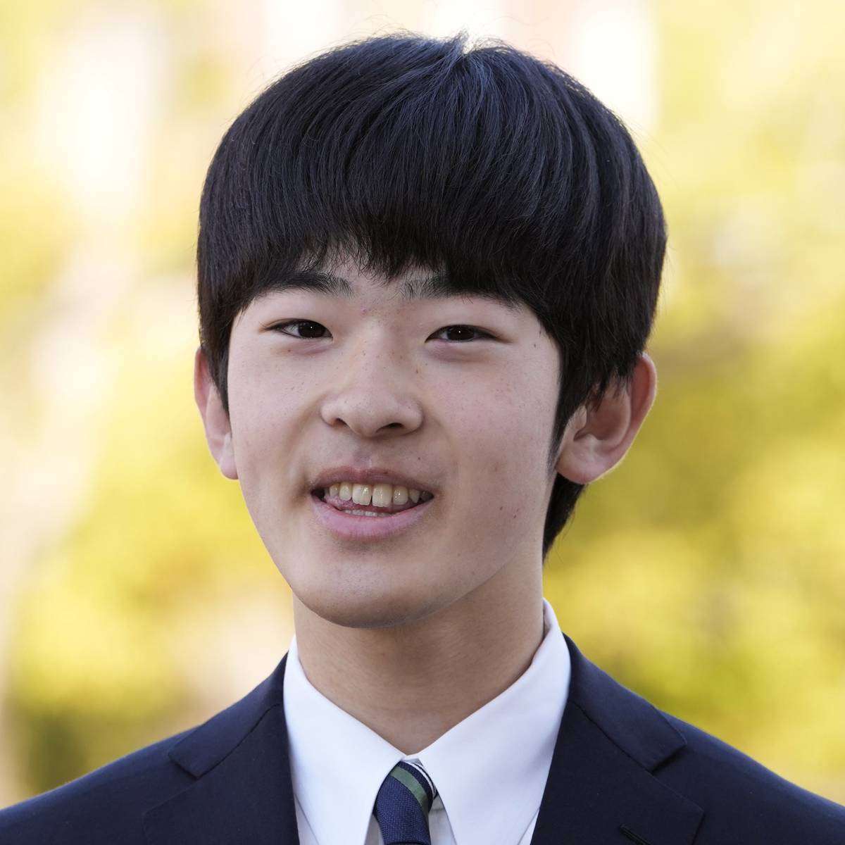 《高身長で手足も長くすらっとされて》悠仁さま　筑波大学ご入学で急成長した姿に驚きの声（女性自身） - Yahoo!ニュース