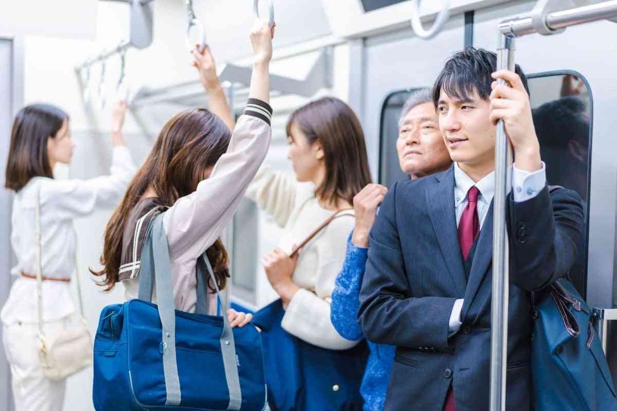 「電車でくだらない意地張るなよ」わざと？無自覚？電車内の「地味に」イラつく迷惑行為 | FORZA STYLE｜ファッション＆ライフスタイル[フォルツァスタイル]