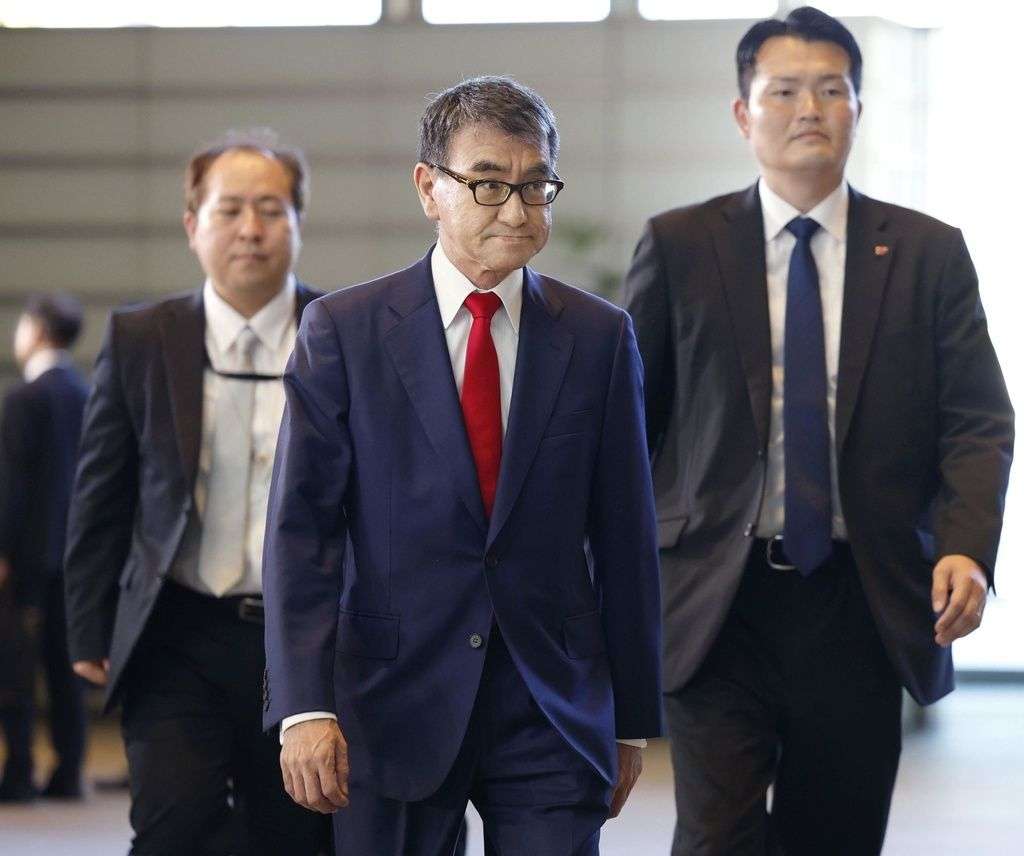 河野太郎が仕切る再エネ会議の資料に中国企業の刻印が……安全保障の根幹であるエネルギー政策に紛れ込む中国の毒 【山本一郎の視点】中国依存度が高い太陽光パネルやレアメタル、ゲスの勘ぐりかもしれないけど大丈夫？(1/6) | JBpress (ジェイビープレス)