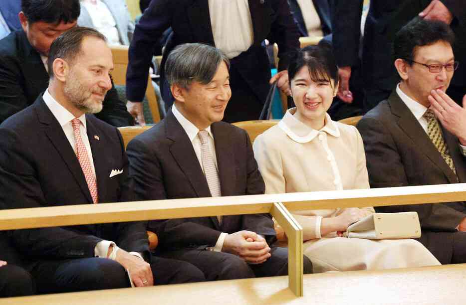 天皇陛下と愛子さま、合唱団公演に (時事通信) - Yahoo!ニュース