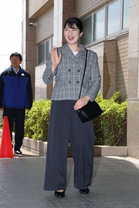 愛子さま、石川・志賀の道の駅で仮設店舗を見学　経営者と懇談も (毎日新聞) - Yahoo!ニュース