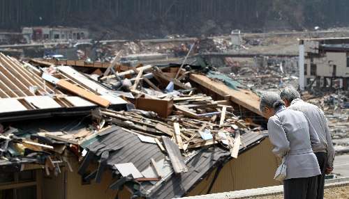 asahi.com（朝日新聞社）：両陛下、市街地跡に黙礼　避難所見舞う　宮城 - 東日本大震災