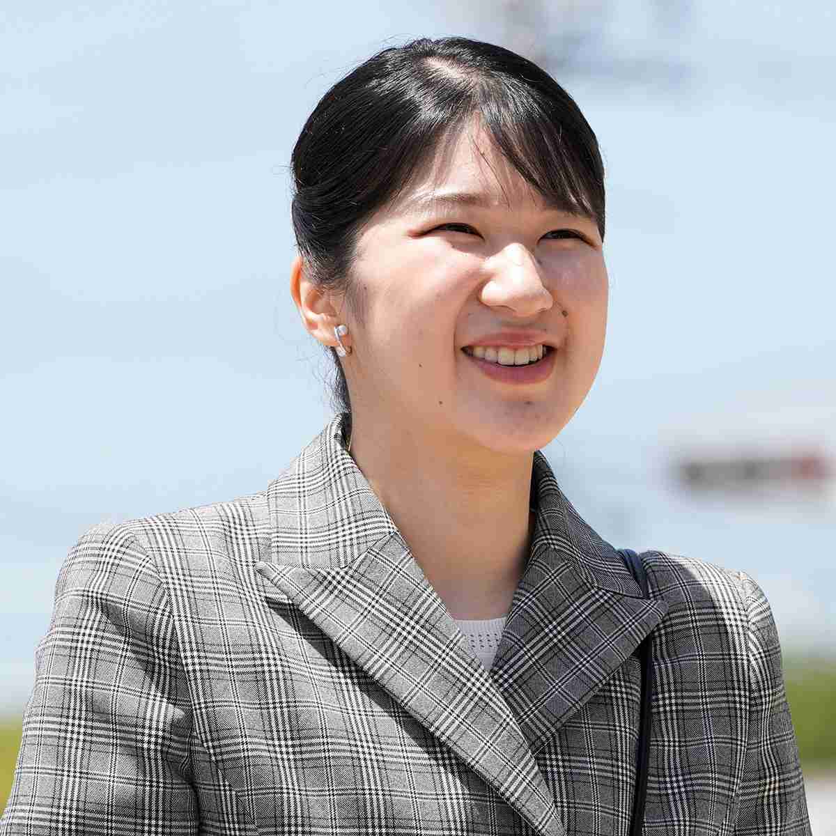 《小物にまでご配慮を》愛子さま　初の被災地ご訪問でお持ちのバッグの「お値段」（女性自身） - Yahoo!ニュース