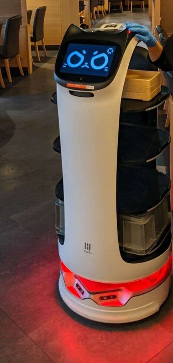 「猫ロボットで効率化だ！→採用も増えちゃいました」 ガストやしゃぶ葉で導入の配膳ロボット。運営会社も驚いた“意外な効果”を聞いた