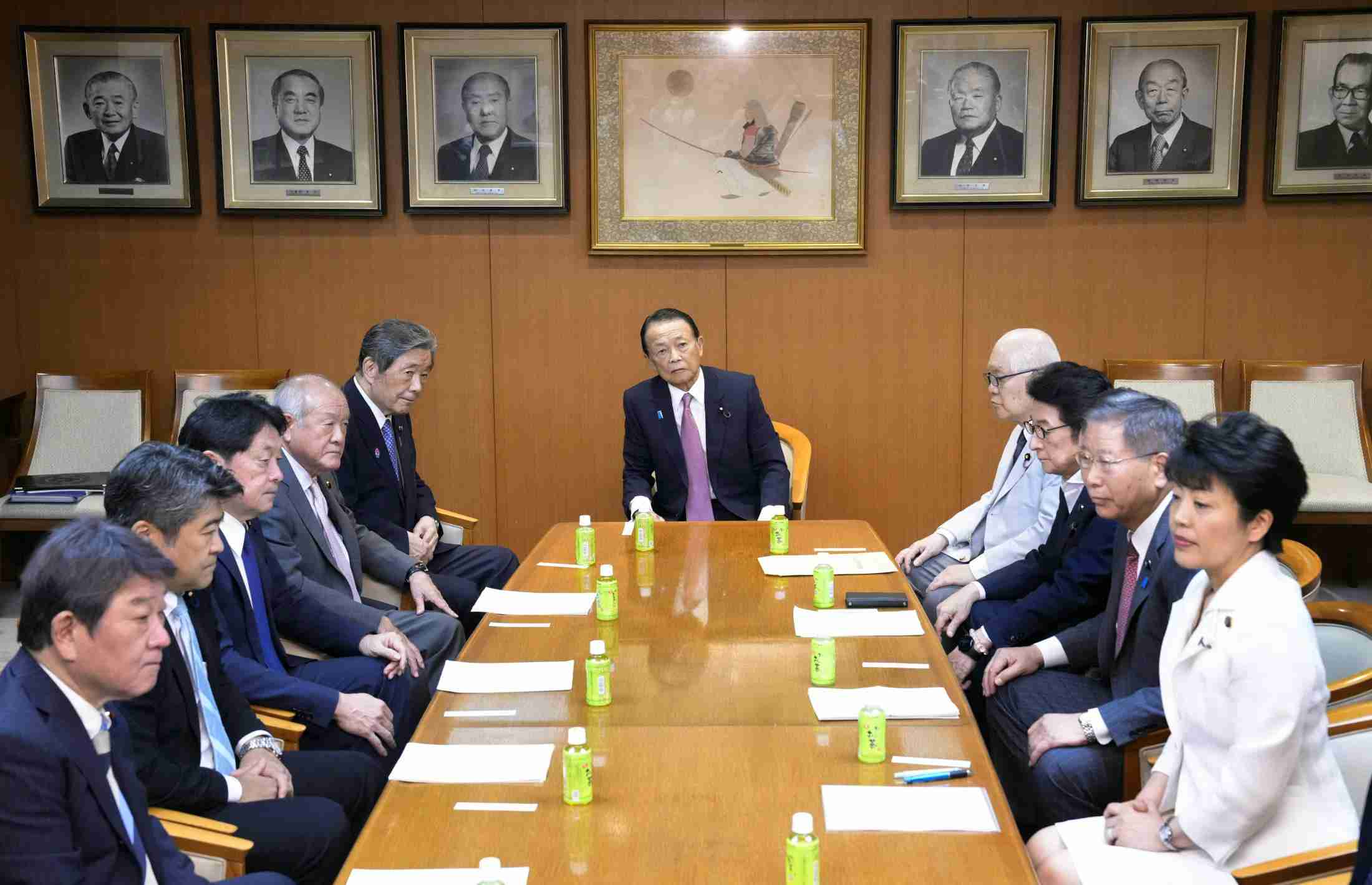 皇族確保、麻生氏に一任　自民、夫子に身分付与せず（共同通信） - Yahoo!ニュース