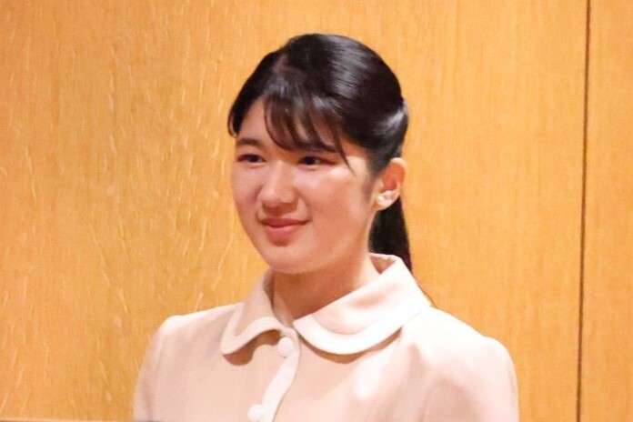 《レアなメガネ姿をご披露》愛子さま「身体を揺らして…」“オフモード”のコンサートから激変の「陛下とのリンクコーデ」（女性セブンプラス） - Yahoo!ニュース