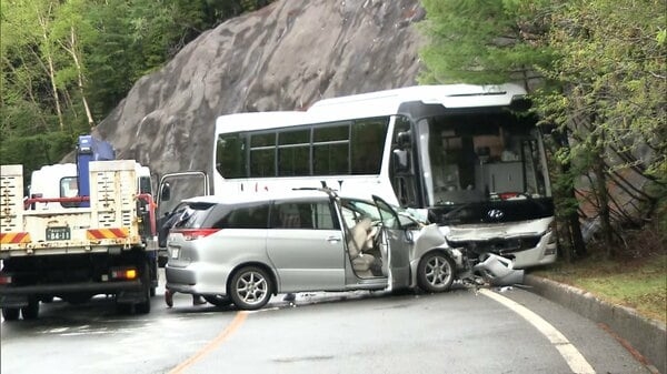対向車線にはみ出し観光バスと衝突　車に乗っていた外国人6人重傷　富士スバルライン｜FNNプライムオンライン