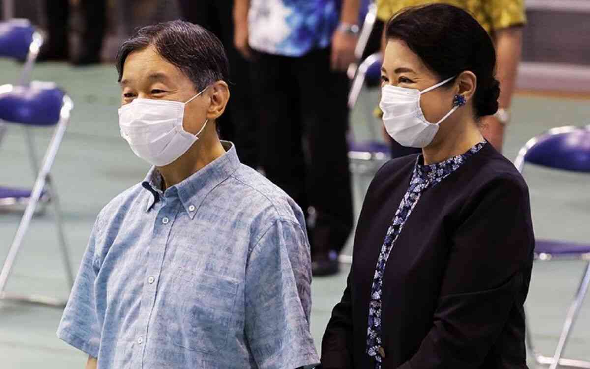 (2ページ目)雅子さまは「美智子さまのご意思を継承されている」 沖縄ご訪問で“涼しげなかりゆしコーデ”を選ばれた理由 | 文春オンライン