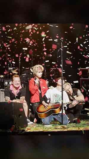 グリーン・デイ　2月横浜公演のライヴ映像公開　ステージに招かれた若い男性ファンのギター演奏にあわせてビリー・ジョーが歌唱 - amass