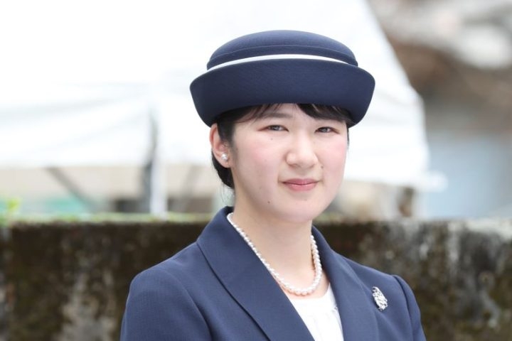 《「へちま襟」をお召しになって》愛子さまフォーマルな装いは雅子さまがお好みのもの「戦後80年」犠牲者への祈り（女性セブンプラス） - Yahoo!ニュース