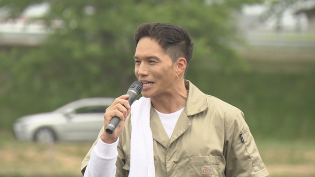 「まぶしすぎました…」俳優・市原隼人さんがやってきた！高校生たちとともに名物・田んぼアートに田植え　青森県田舎館村