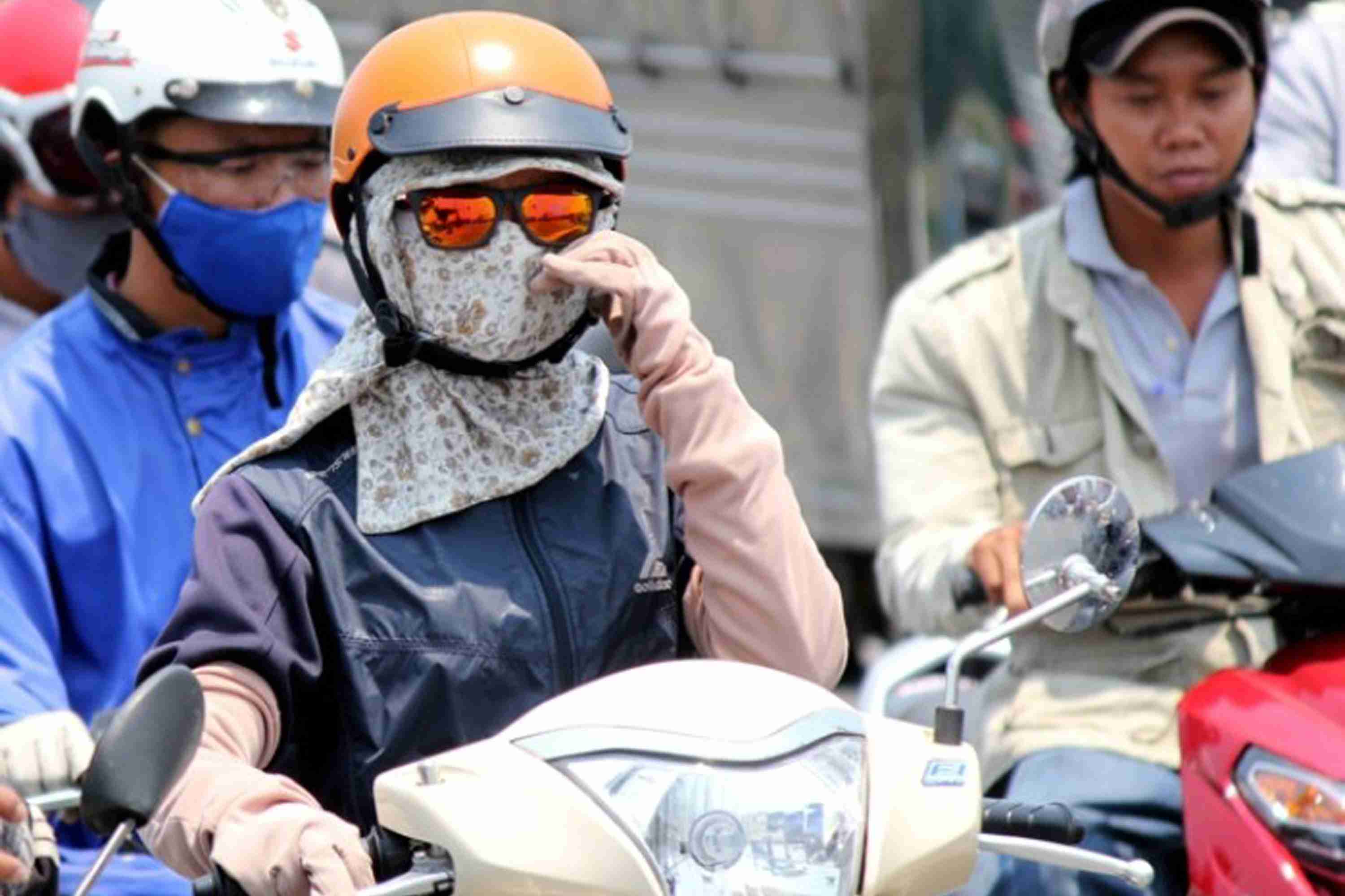 ベトナム女性のバイクファッションの不思議を解説 | Frontier Consulting Vietnam