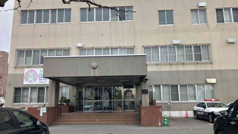 韓国人の35歳男が空港待合室で居合わせた韓国人男性の顔面を肘で殴打…鼻から流血、傷害容疑でその場で逮捕「人が多くて避けようとしたら当たった」北海道・新千歳空港（HBCニュース北海道） - Yahoo!ニュース