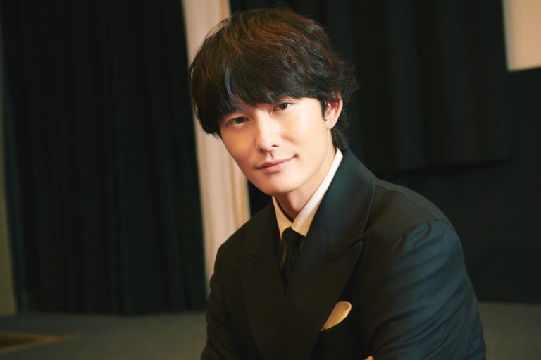 「新婚だもんね…」岡田将生〝結婚指輪キラリ〟なプライベートショットにファンざわつく「嫉妬嫉妬嫉妬」「将生に飯取り分けてもらえる世界線」