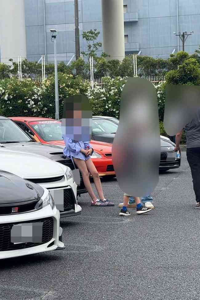 「これはさすがにきもい」 大黒PAで外国人女性が愛車に座って…“異常事態”のマナー違反に批判殺到