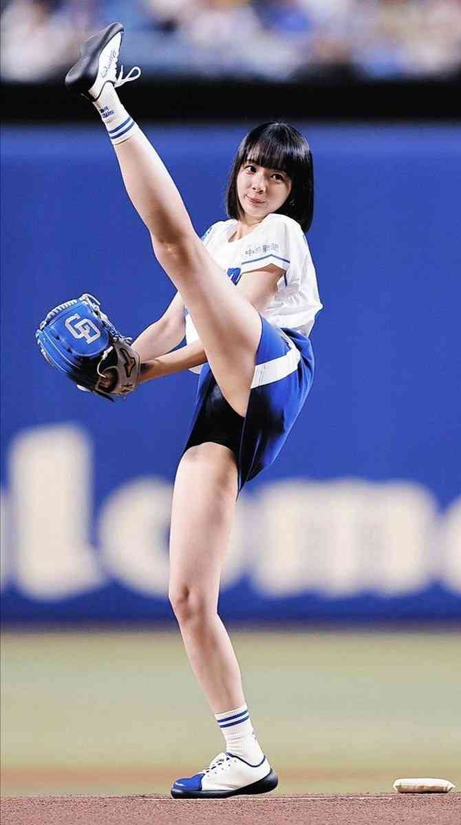 篠崎愛　ミニスカート×ルーズソックスで始球式に登場！ワンバン投球に苦笑い