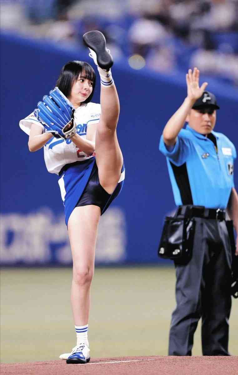篠崎愛　ミニスカート×ルーズソックスで始球式に登場！ワンバン投球に苦笑い