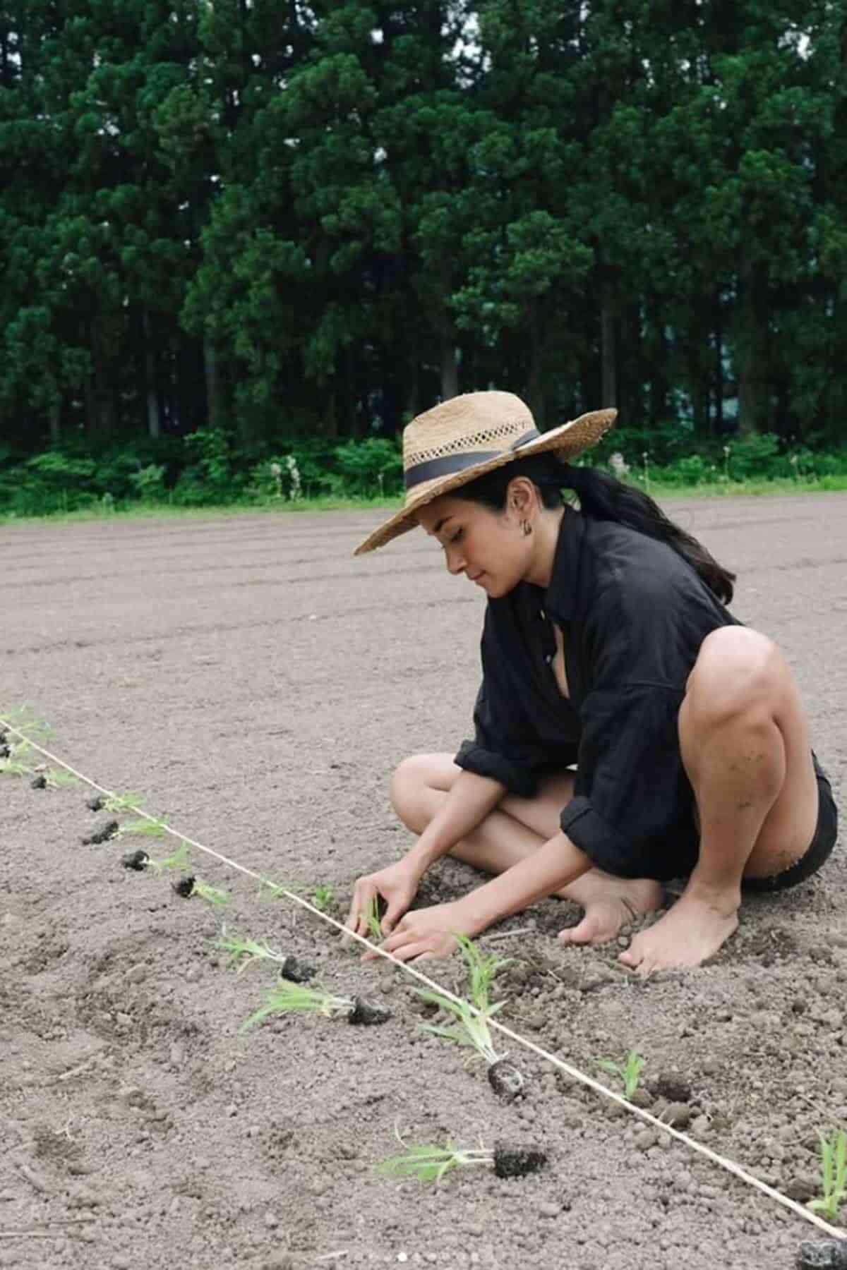 ローラ“裸足で田植え論争”に強烈反論？　畑の上で取った“衝撃行動”で示す強い意思とは