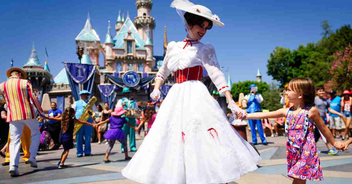 ディズニーだけじゃない、「若者のテーマパーク離れ」が止まらない…観光業全体で起きている「量から質」の転換（谷頭 和希） | マネー現代 | 講談社