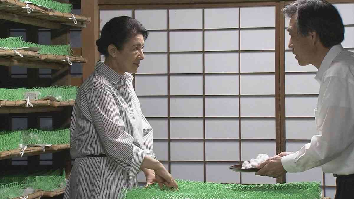 皇后さまが養蚕の作業に臨まれる　蚕の繭を取り出す作業を手際良く | TBS NEWS DIG