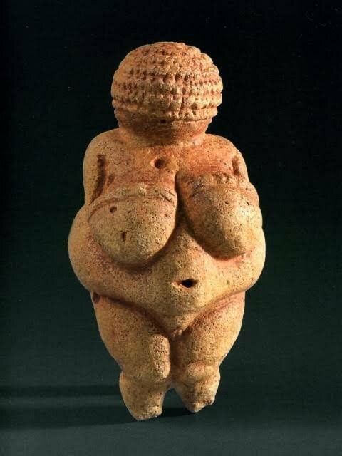 篠崎愛　ミニスカート×ルーズソックスで始球式に登場！ワンバン投球に苦笑い
