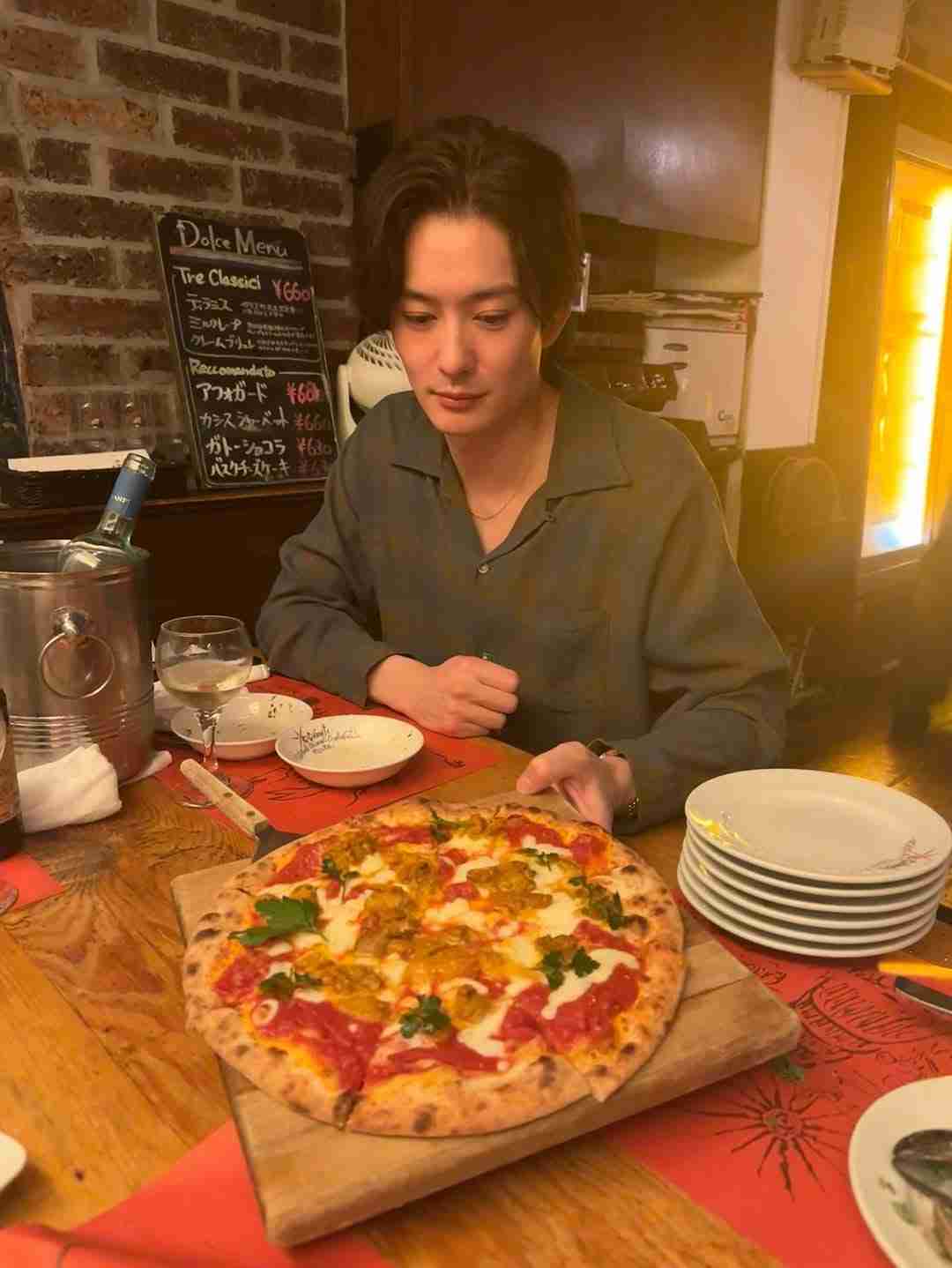 「新婚だもんね…」岡田将生〝結婚指輪キラリ〟なプライベートショットにファンざわつく「嫉妬嫉妬嫉妬」「将生に飯取り分けてもらえる世界線」