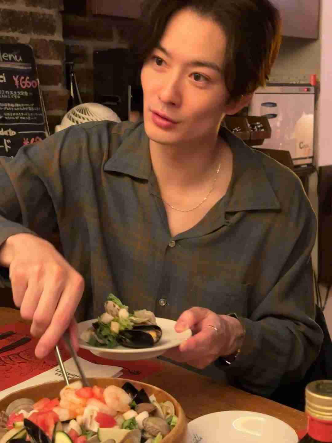 「新婚だもんね…」岡田将生〝結婚指輪キラリ〟なプライベートショットにファンざわつく「嫉妬嫉妬嫉妬」「将生に飯取り分けてもらえる世界線」