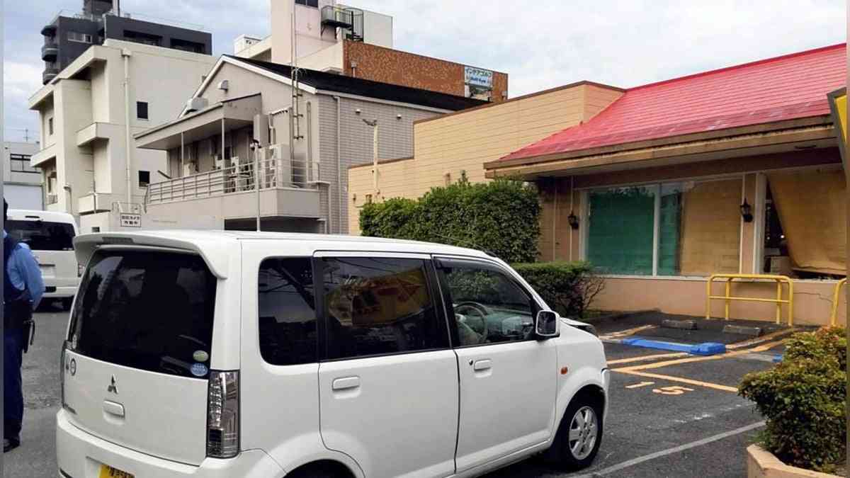 ファミレス店員とトラブルの女、車で店に突っ込む…警察が駆け付けた直後に発進し３人負傷 : 読売新聞