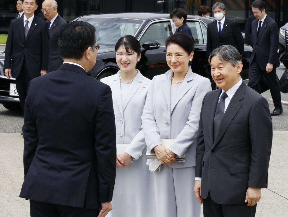 天皇ご一家、戦没者慰霊で沖縄へ　愛子さまは初、羽田から特別機で (共同通信) - Yahoo!ニュース