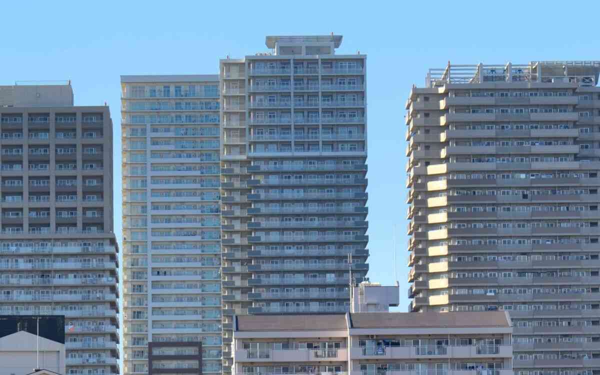 “家賃2.6倍マンション”中国人オーナーらが日本国内8つの不動産を買い漁っていた《池袋の商業ビルも…》 | 文春オンライン