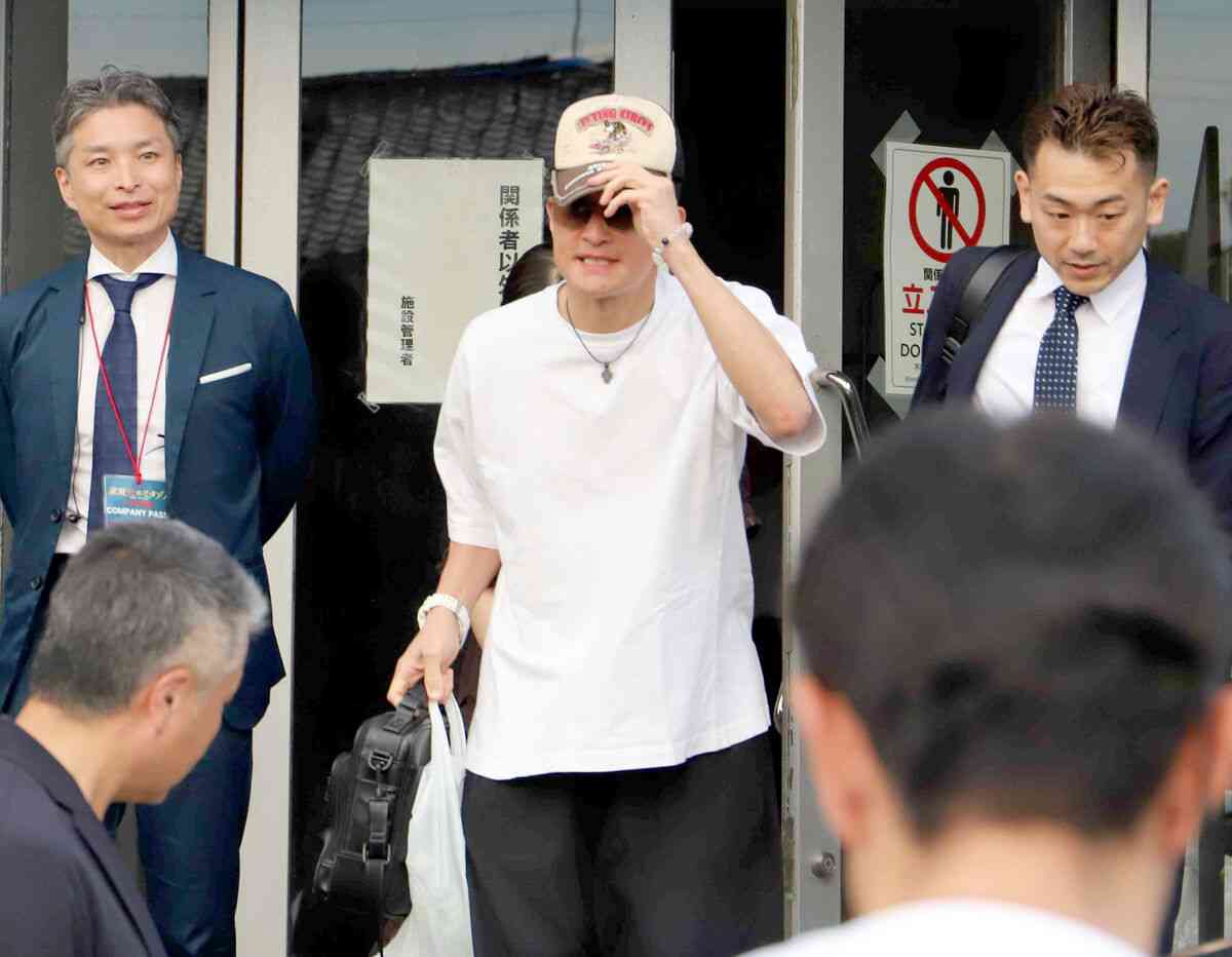 松岡昌宏が3秒間無言で一礼 主演舞台石川公演初日後に姿見せる