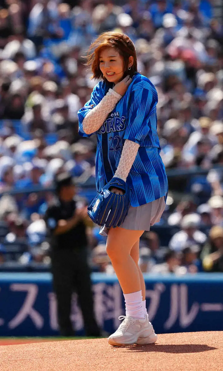 篠崎愛　ミニスカート×ルーズソックスで始球式に登場！ワンバン投球に苦笑い