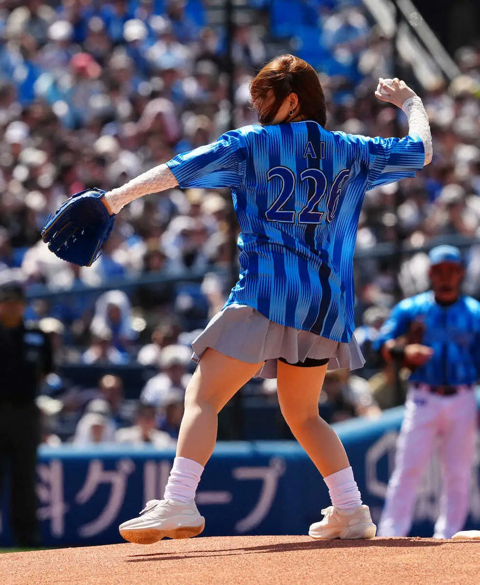 篠崎愛　ミニスカート×ルーズソックスで始球式に登場！ワンバン投球に苦笑い