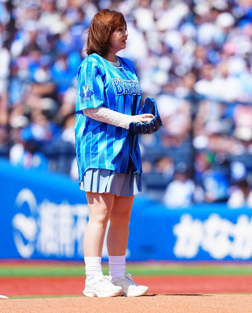 篠崎愛　ミニスカート×ルーズソックスで始球式に登場！ワンバン投球に苦笑い