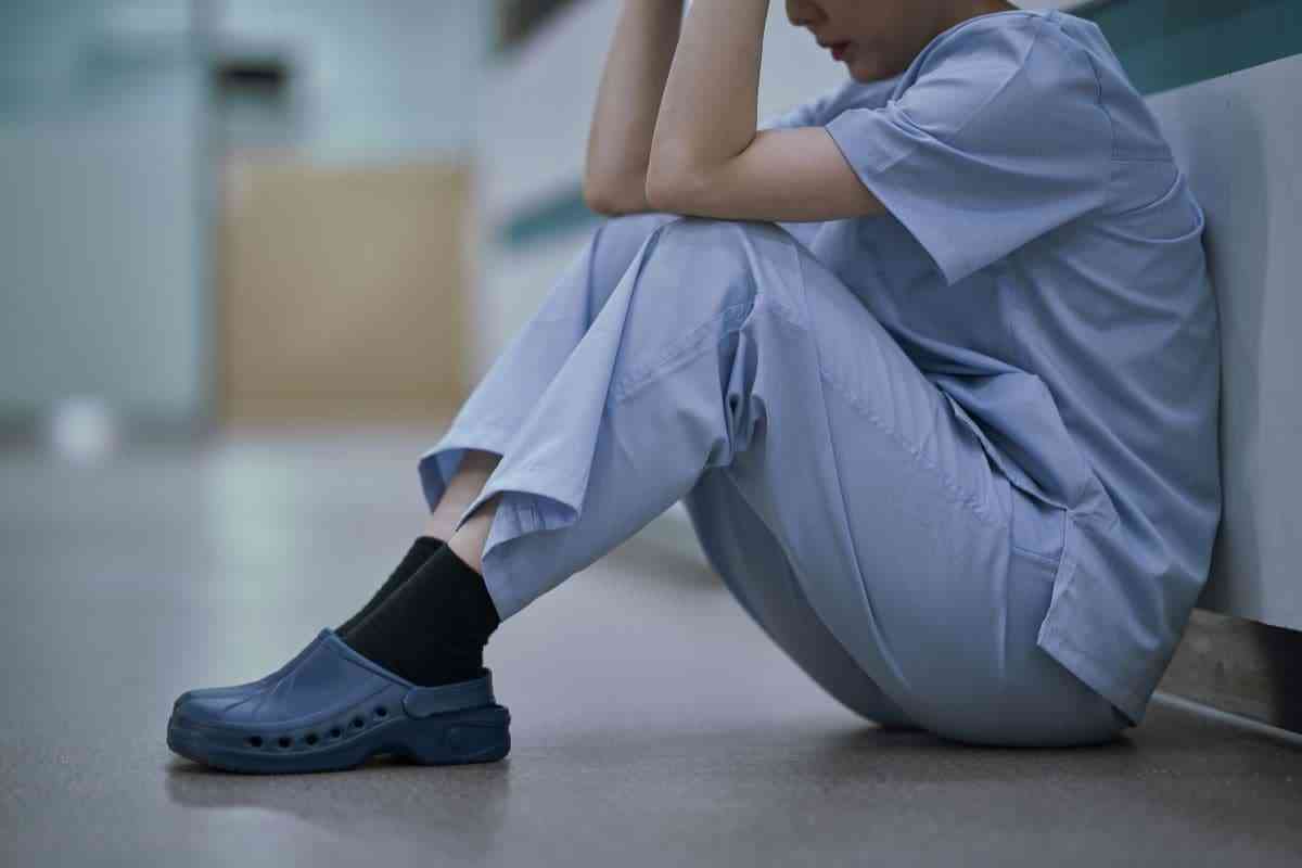 「泣くほど気持ちいいか」指1本を20代女性職員に近づけた老人。卑劣な「介護セクハラ」はなぜ解決できない？