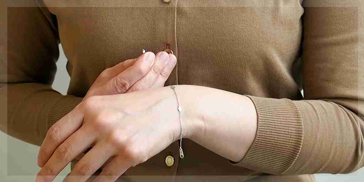 簡単！片手で着けづらいブレスレット（引き輪タイプ）の付け方を解説 - JEWELRY SQUARE MEDIA