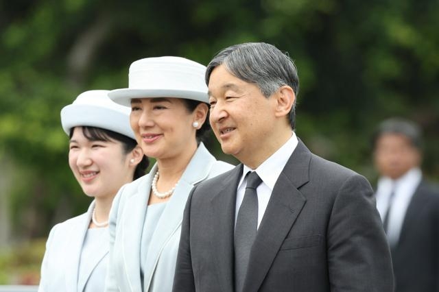 天皇、皇后両陛下と長女愛子さまが沖縄訪問　初めての訪問時は（朝日新聞） - Yahoo!ニュース