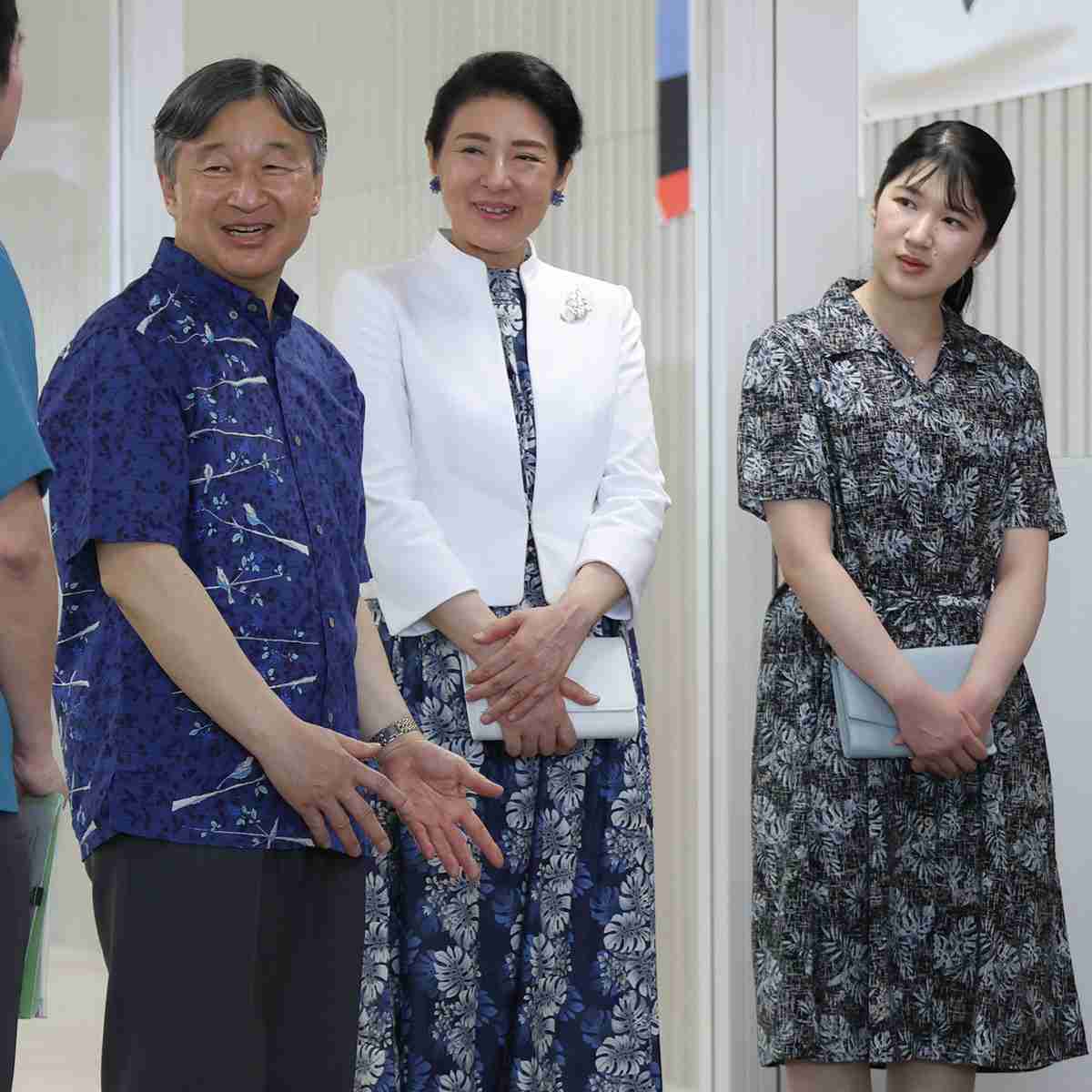 《着用当日に完売!?》雅子さま、愛子さまが沖縄でお召しになった“かりゆし”の「お値段」と「ブランド」（女性自身） - Yahoo!ニュース