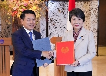 外務副大臣がラオス教育大臣と会談、日本はラオスに41億円無償協力でスタジアム改築の支援中 | ASEAN PORTAL(アセアン ポータル)