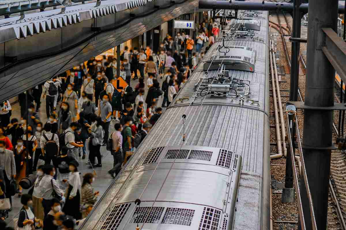 《“前リュック論争”だけじゃない》ラッシュの電車内で本当に迷惑な人たち　扉付近で動かない「狛犬ポジション」、「肩や肘にかけたままのトートバッグ」