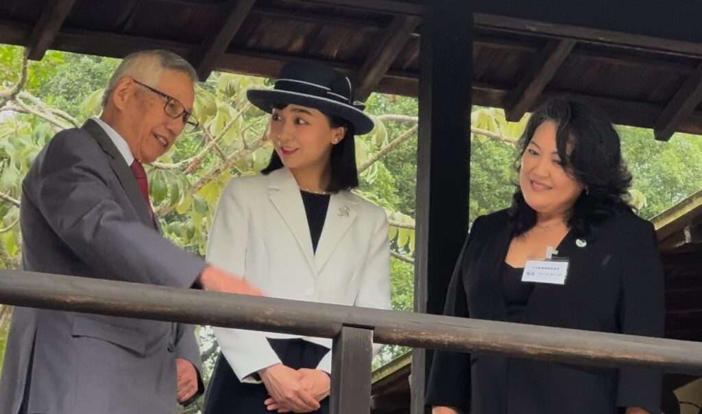 佳子さまが慰霊碑に献花＝笑顔で日本館の鯉に餌やり＝ご両親のイペーの横に桜植樹 - 南米の鼓動をキャッチ！ ブラジル日報