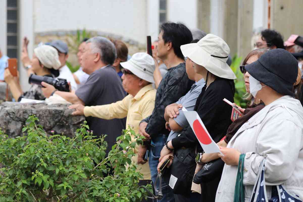 天皇ご一家の沖縄ご訪問に抗議　「なんでいけないんだ」と警察官を殴った容疑で男逮捕（産経新聞） - Yahoo!ニュース